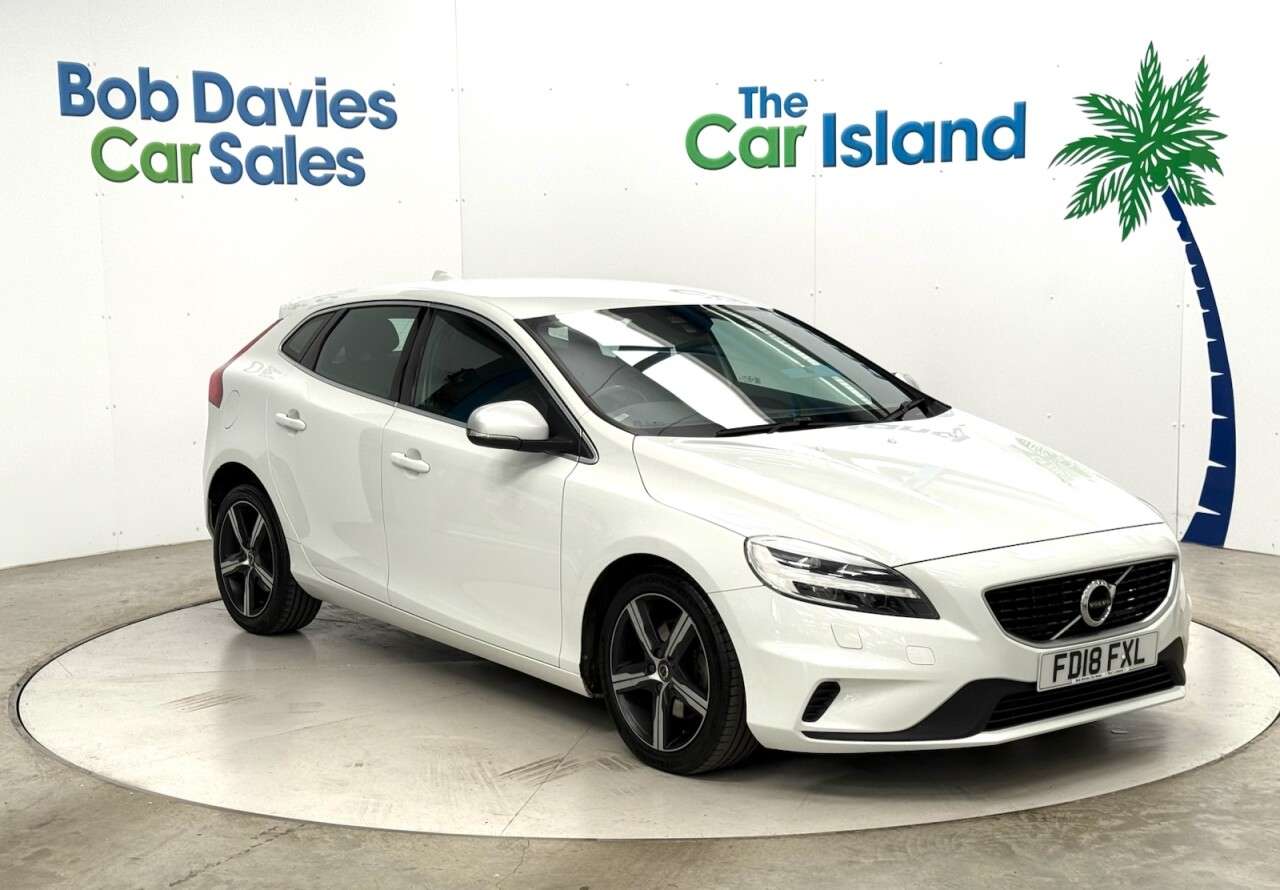 A 2018 VOLVO V40 2.0 T3 R-Design Hatchback 5dr Petrol Manual Euro 6 (s/s) (152 ps) Full Serv A 2018 VOLVO V40 2.0 T3 R-Design Hatchback 5dr Petrol Manual Euro 6 (s/s) (152 ps) Full Serv