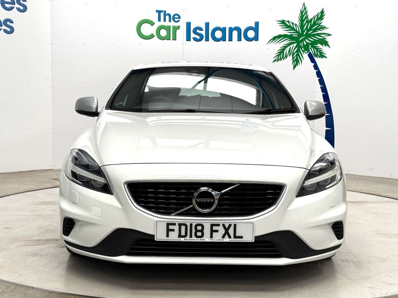 A 2018 VOLVO V40 2.0 T3 R-Design Hatchback 5dr Petrol Manual Euro 6 (s/s) (152 ps) Full Serv A 2018 VOLVO V40 2.0 T3 R-Design Hatchback 5dr Petrol Manual Euro 6 (s/s) (152 ps) Full Serv