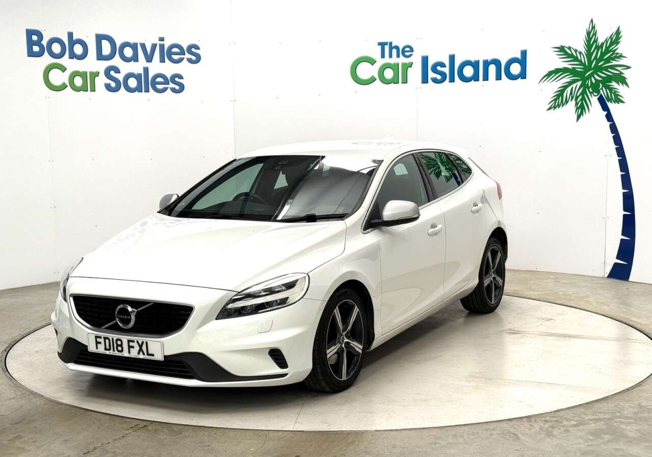 A 2018 VOLVO V40 2.0 T3 R-Design Hatchback 5dr Petrol Manual Euro 6 (s/s) (152 ps) Full Serv A 2018 VOLVO V40 2.0 T3 R-Design Hatchback 5dr Petrol Manual Euro 6 (s/s) (152 ps) Full Serv