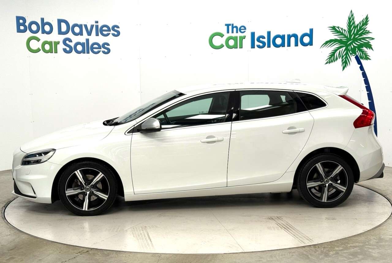 2018 VOLVO V40 2018 VOLVO V40