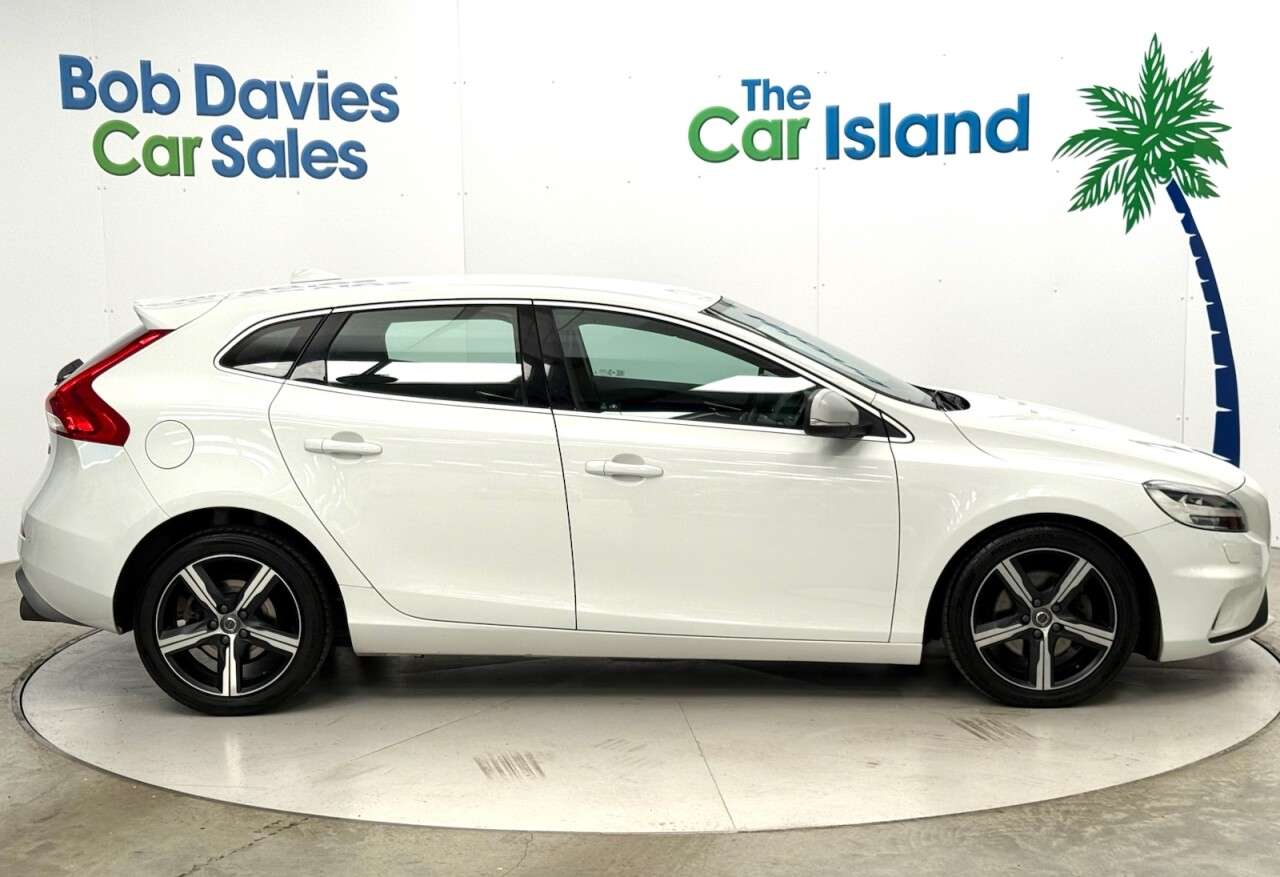 2018 VOLVO V40 2018 VOLVO V40
