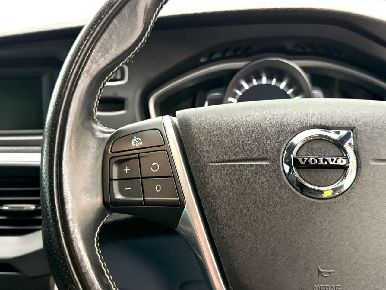 2018 VOLVO V40 2018 VOLVO V40
