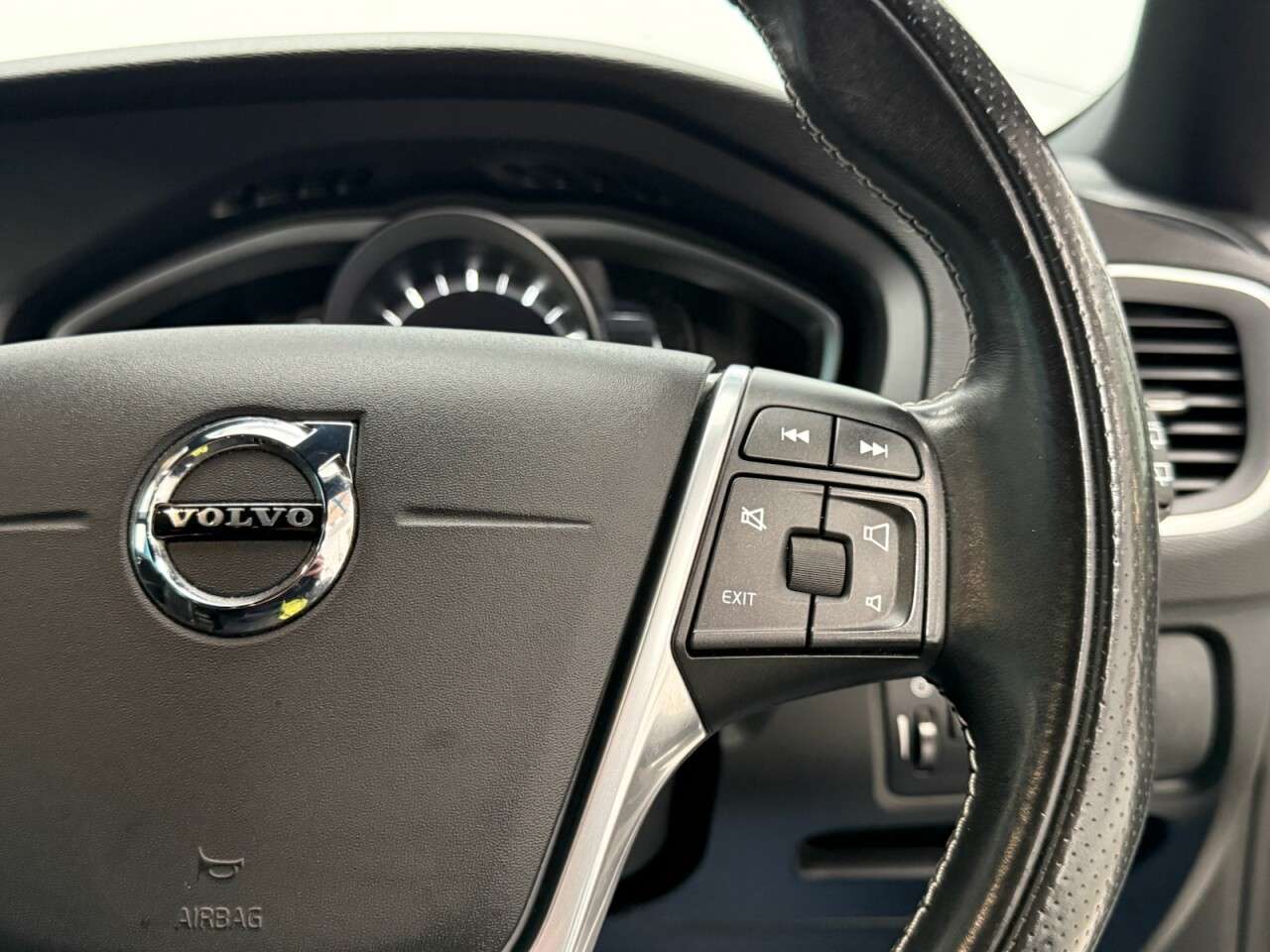2018 VOLVO V40 2018 VOLVO V40