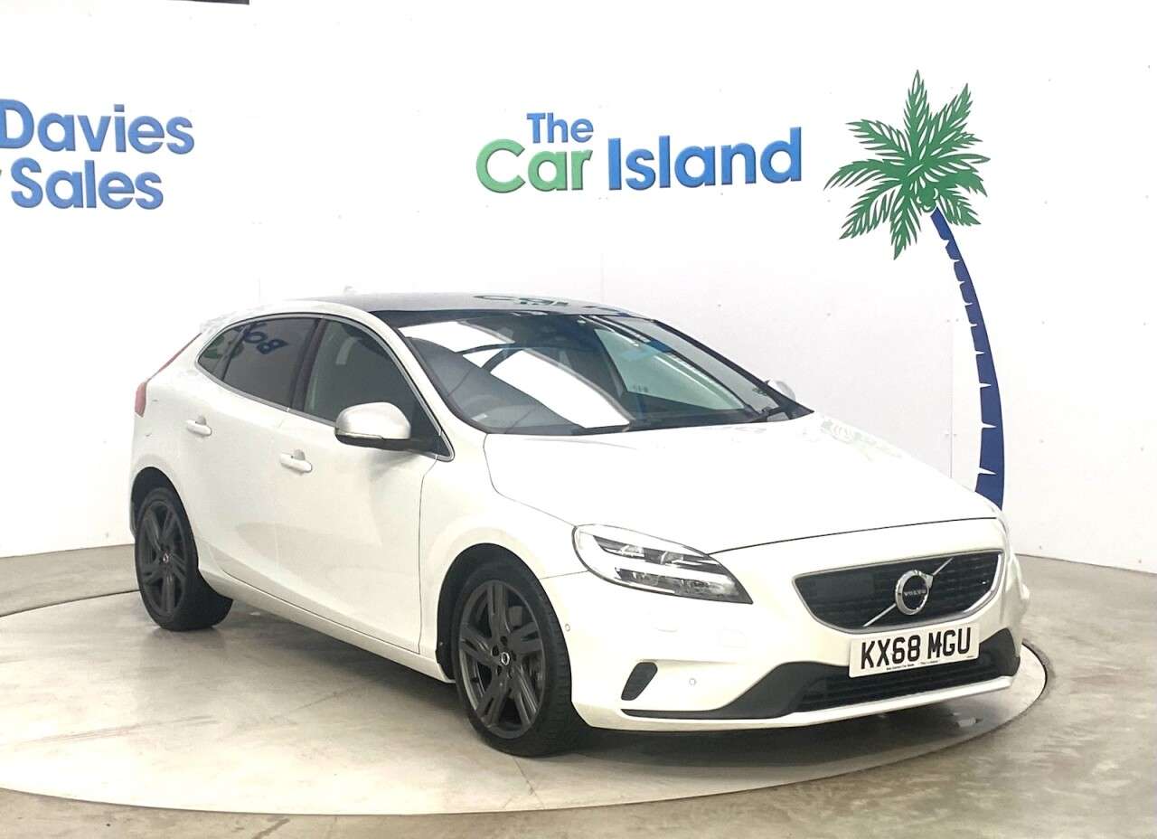A 2018 VOLVO V40 1.5 T3 GPF R-Design Pro Hatchback 5dr Petrol Auto Euro 6 (s/s) (152 ps) Par A 2018 VOLVO V40 1.5 T3 GPF R-Design Pro Hatchback 5dr Petrol Auto Euro 6 (s/s) (152 ps) Par
