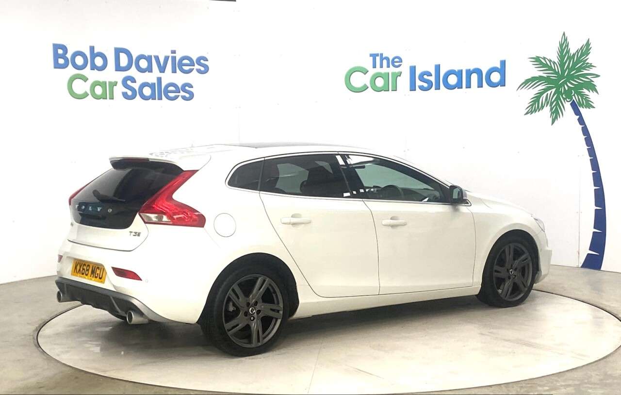 A 2018 VOLVO V40 1.5 T3 GPF R-Design Pro Hatchback 5dr Petrol Auto Euro 6 (s/s) (152 ps) Par A 2018 VOLVO V40 1.5 T3 GPF R-Design Pro Hatchback 5dr Petrol Auto Euro 6 (s/s) (152 ps) Par
