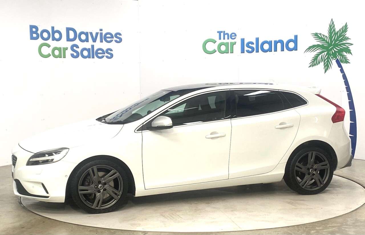 A 2018 VOLVO V40 1.5 T3 GPF R-Design Pro Hatchback 5dr Petrol Auto Euro 6 (s/s) (152 ps) Par A 2018 VOLVO V40 1.5 T3 GPF R-Design Pro Hatchback 5dr Petrol Auto Euro 6 (s/s) (152 ps) Par