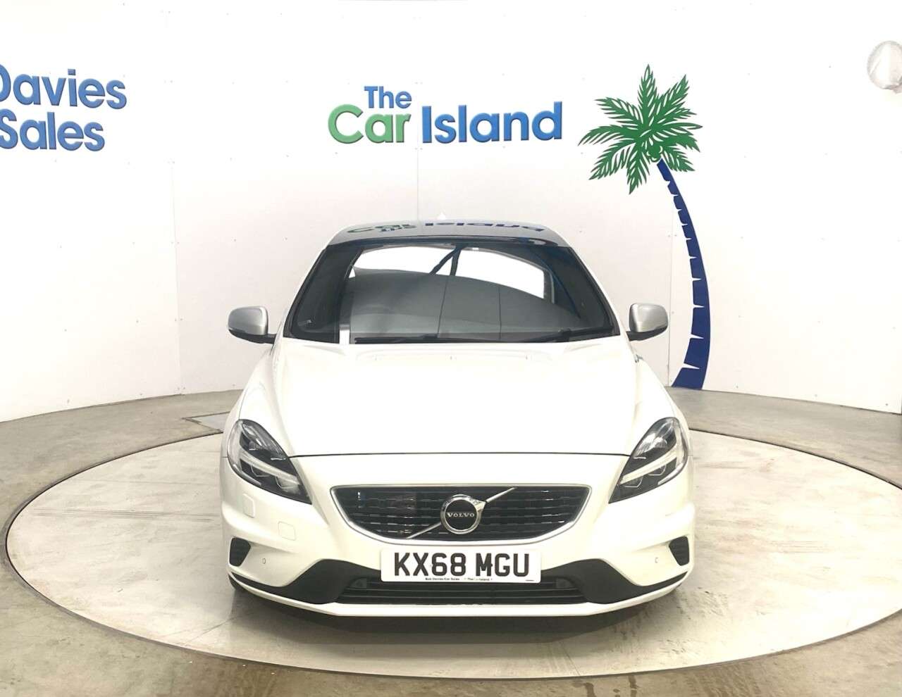 A 2018 VOLVO V40 1.5 T3 GPF R-Design Pro Hatchback 5dr Petrol Auto Euro 6 (s/s) (152 ps) Par A 2018 VOLVO V40 1.5 T3 GPF R-Design Pro Hatchback 5dr Petrol Auto Euro 6 (s/s) (152 ps) Par