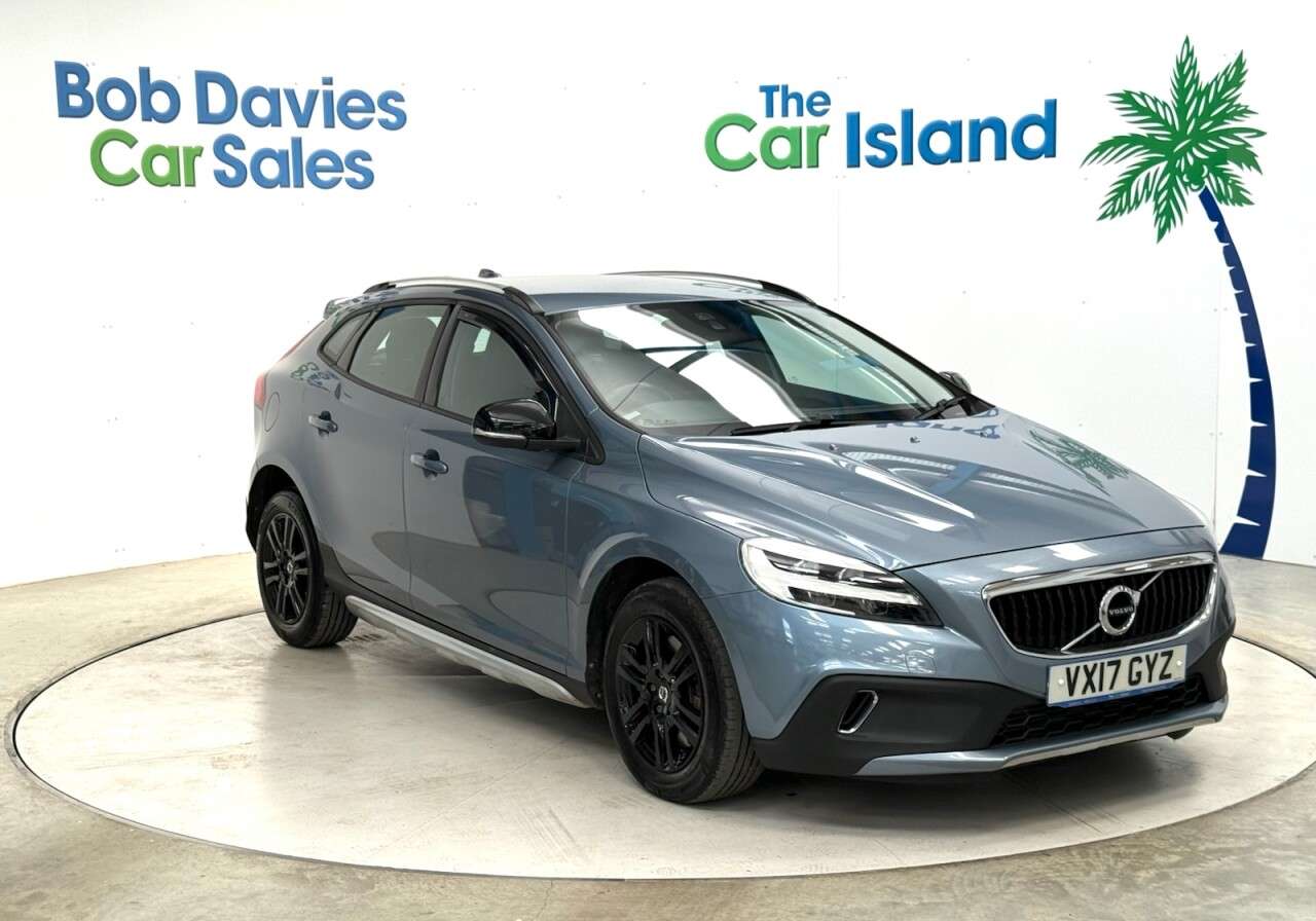 A 2017 VOLVO V40 CROSS COUNTRY 1.5 T3 Hatchback 5dr Petrol Auto Euro 6 (s/s) (152 ps) Park Assist & Blueto A 2017 VOLVO V40 CROSS COUNTRY 1.5 T3 Hatchback 5dr Petrol Auto Euro 6 (s/s) (152 ps) Park Assist & Blueto