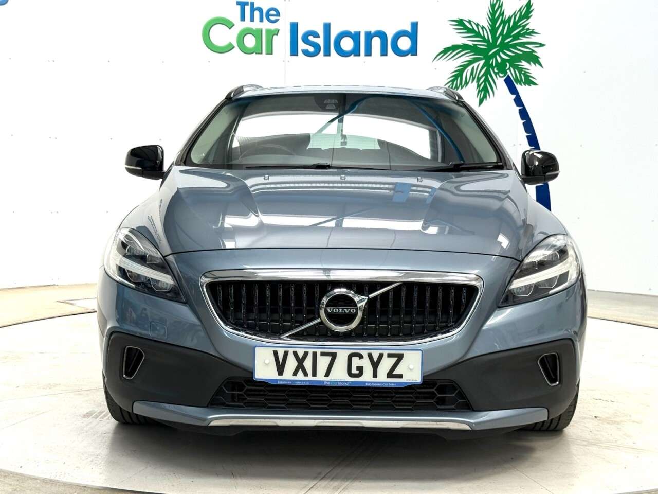A 2017 VOLVO V40 CROSS COUNTRY 1.5 T3 Hatchback 5dr Petrol Auto Euro 6 (s/s) (152 ps) Park Assist & Blueto A 2017 VOLVO V40 CROSS COUNTRY 1.5 T3 Hatchback 5dr Petrol Auto Euro 6 (s/s) (152 ps) Park Assist & Blueto