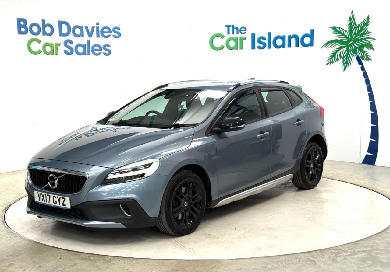 A 2017 VOLVO V40 CROSS COUNTRY 1.5 T3 Hatchback 5dr Petrol Auto Euro 6 (s/s) (152 ps) Park Assist & Blueto A 2017 VOLVO V40 CROSS COUNTRY 1.5 T3 Hatchback 5dr Petrol Auto Euro 6 (s/s) (152 ps) Park Assist & Blueto