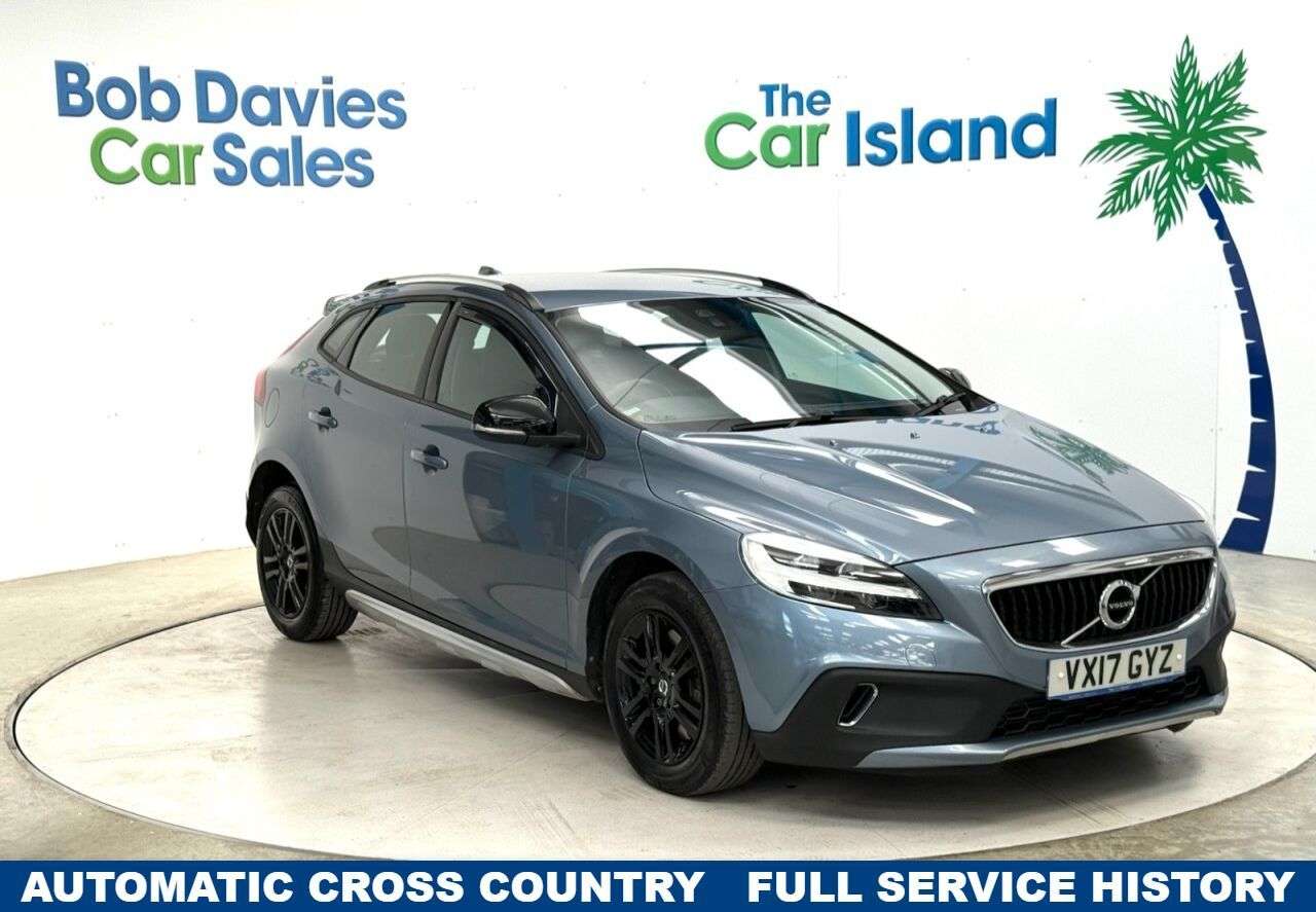 A 2017 VOLVO V40 CROSS COUNTRY 1.5 T3 Hatchback 5dr Petrol Auto Euro 6 (s/s) (152 ps) Park Assist & Blueto A 2017 VOLVO V40 CROSS COUNTRY 1.5 T3 Hatchback 5dr Petrol Auto Euro 6 (s/s) (152 ps) Park Assist & Blueto