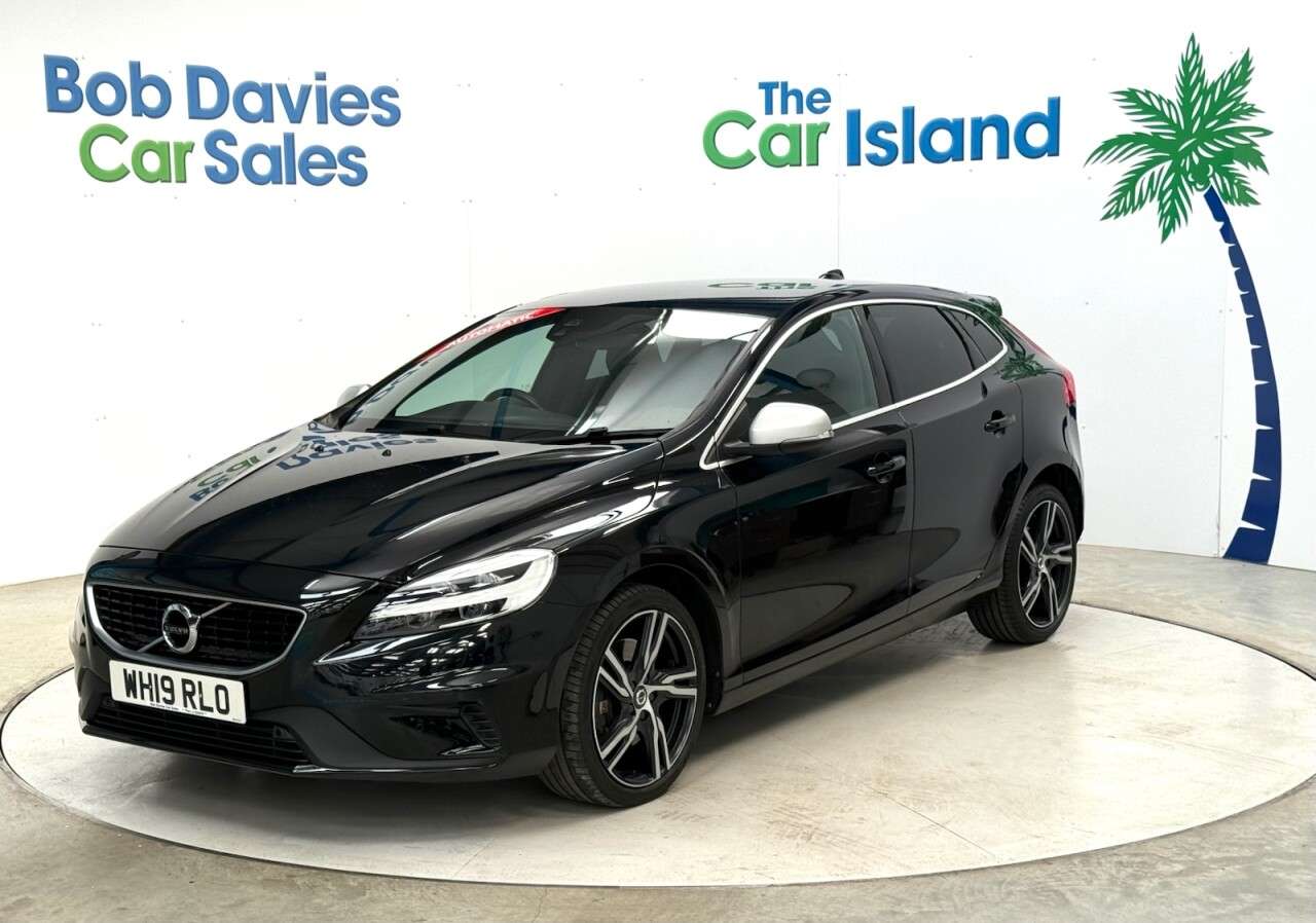A 2019 VOLVO V40 1.5 T3 R-Design Edition Hatchback 5dr Petrol Auto Euro 6 (s/s) (152 ps) R-D A 2019 VOLVO V40 1.5 T3 R-Design Edition Hatchback 5dr Petrol Auto Euro 6 (s/s) (152 ps) R-D