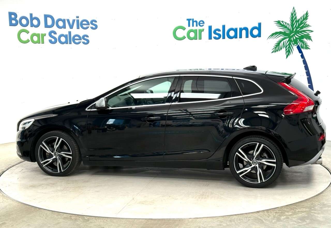 2019 VOLVO V40 2019 VOLVO V40