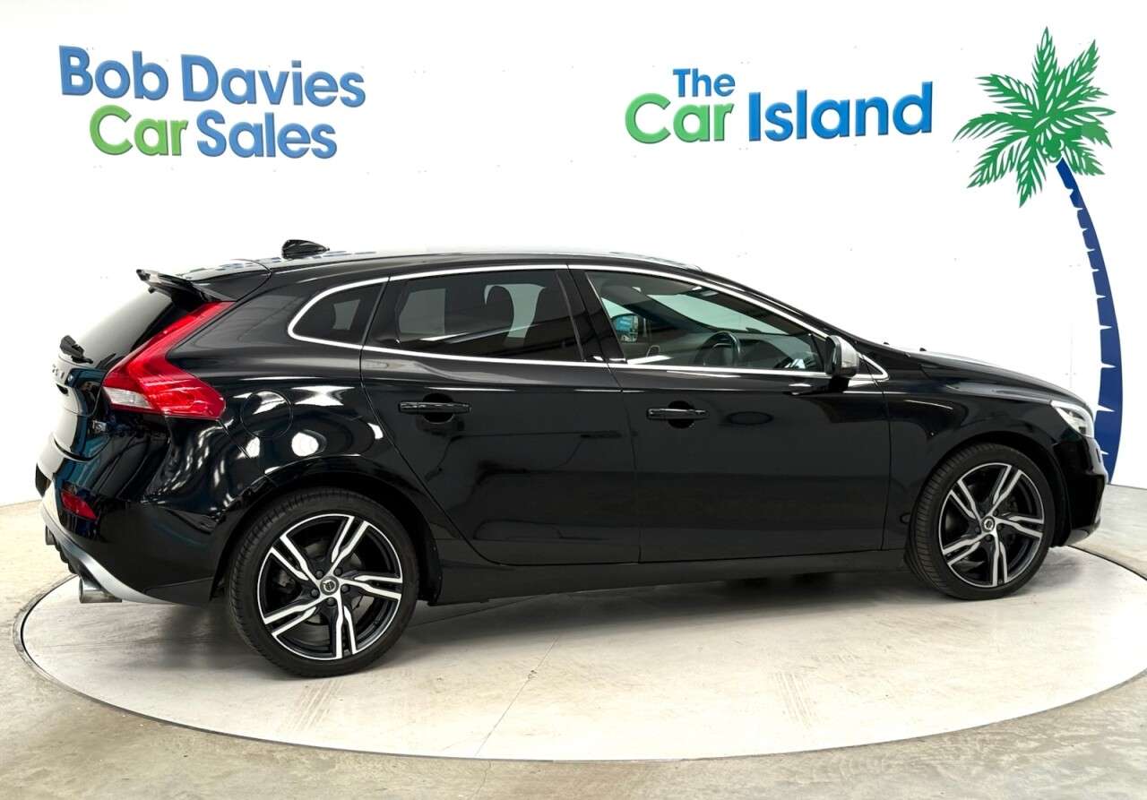 2019 VOLVO V40 2019 VOLVO V40