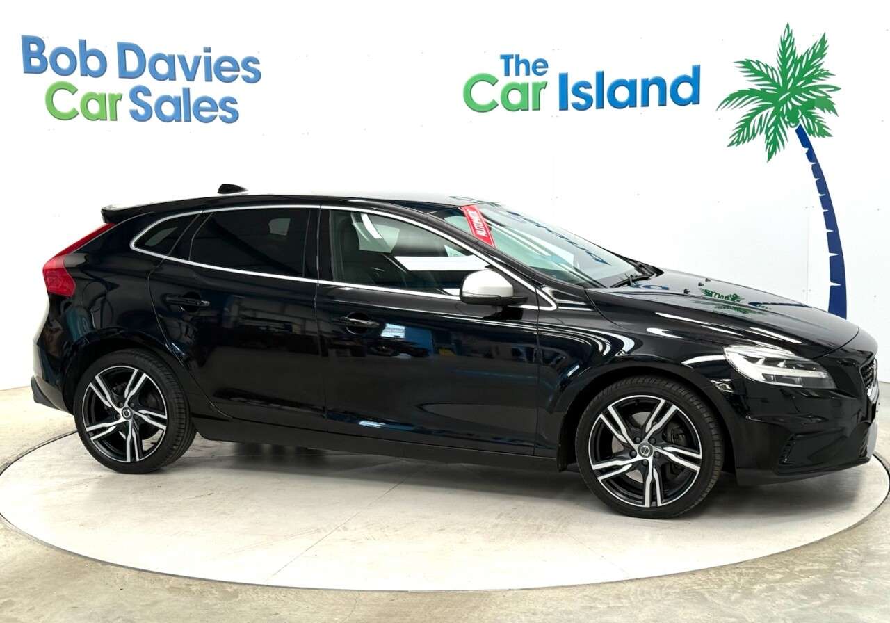 2019 VOLVO V40 2019 VOLVO V40