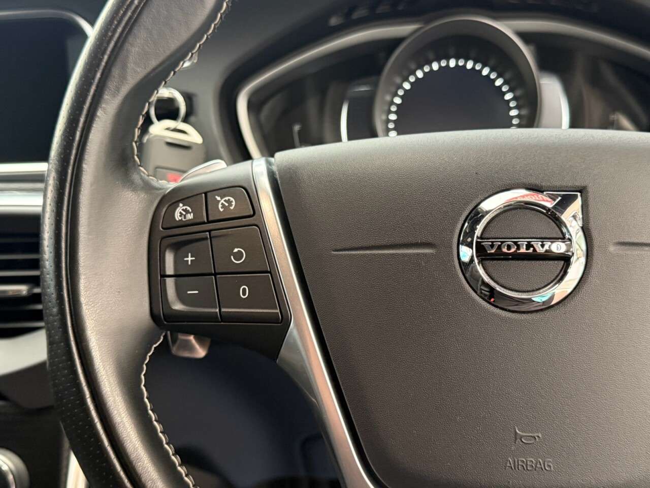 2019 VOLVO V40 2019 VOLVO V40