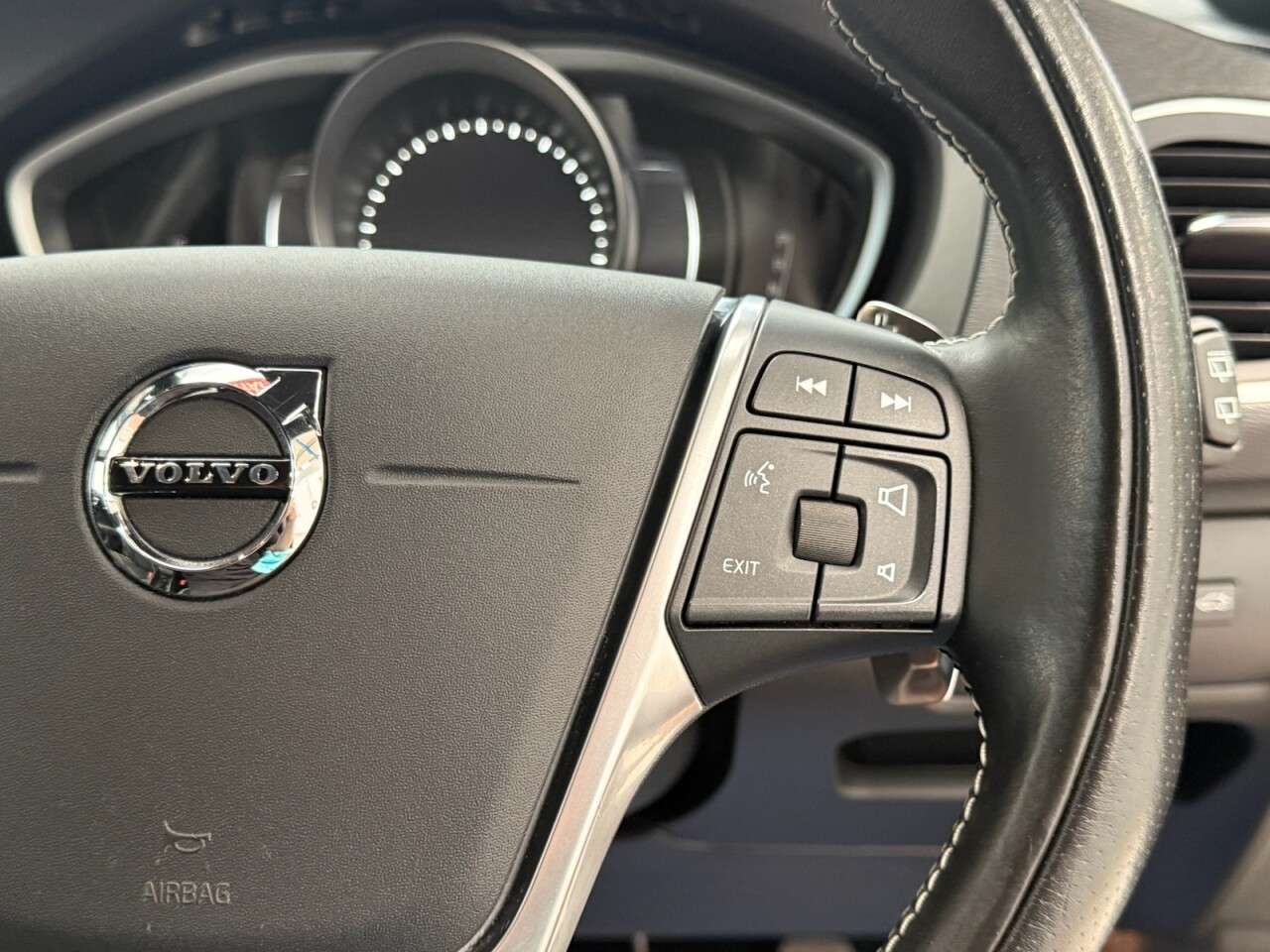 2019 VOLVO V40 2019 VOLVO V40