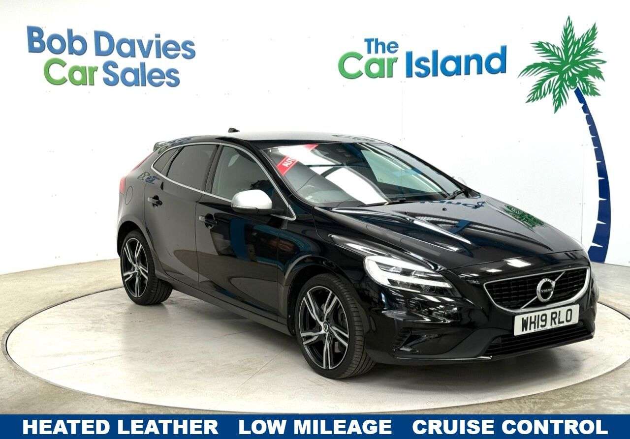 A 2019 VOLVO V40 1.5 T3 R-Design Edition Hatchback 5dr Petrol Auto Euro 6 (s/s) (152 ps) R-D A 2019 VOLVO V40 1.5 T3 R-Design Edition Hatchback 5dr Petrol Auto Euro 6 (s/s) (152 ps) R-D