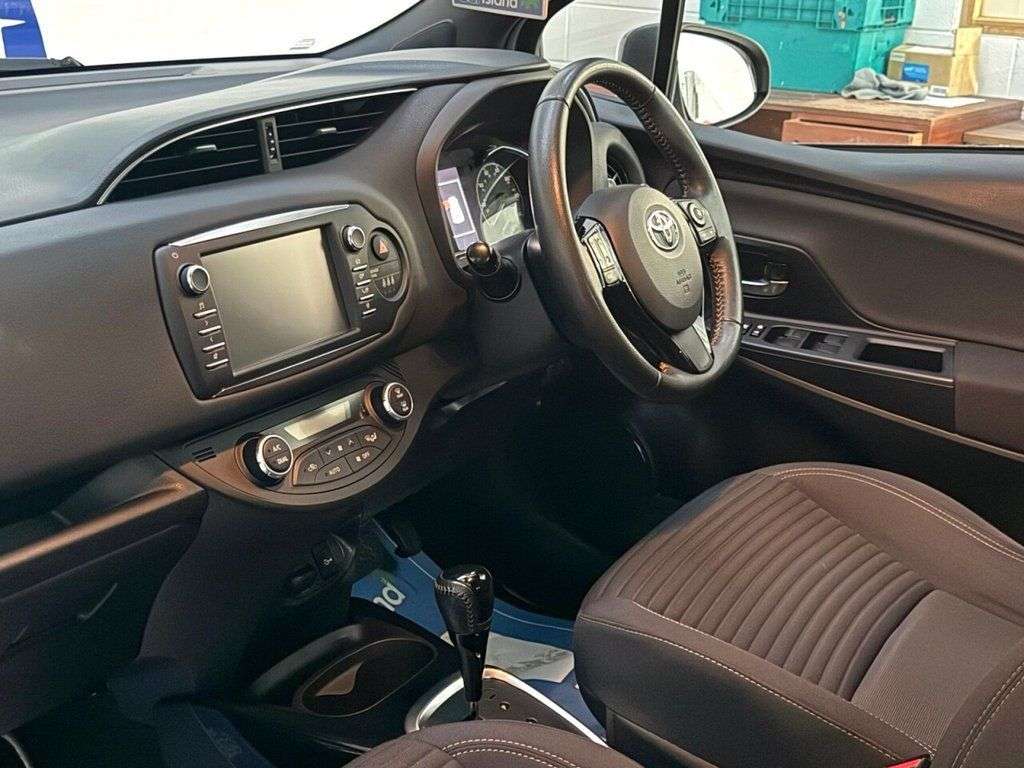 A 2018 TOYOTA YARIS 1.5 VVT-h Grey Bi-Tone Hatchback 5dr Petrol Hybrid E-CVT Euro 6 (s/s) (100 A 2018 TOYOTA YARIS 1.5 VVT-h Grey Bi-Tone Hatchback 5dr Petrol Hybrid E-CVT Euro 6 (s/s) (100