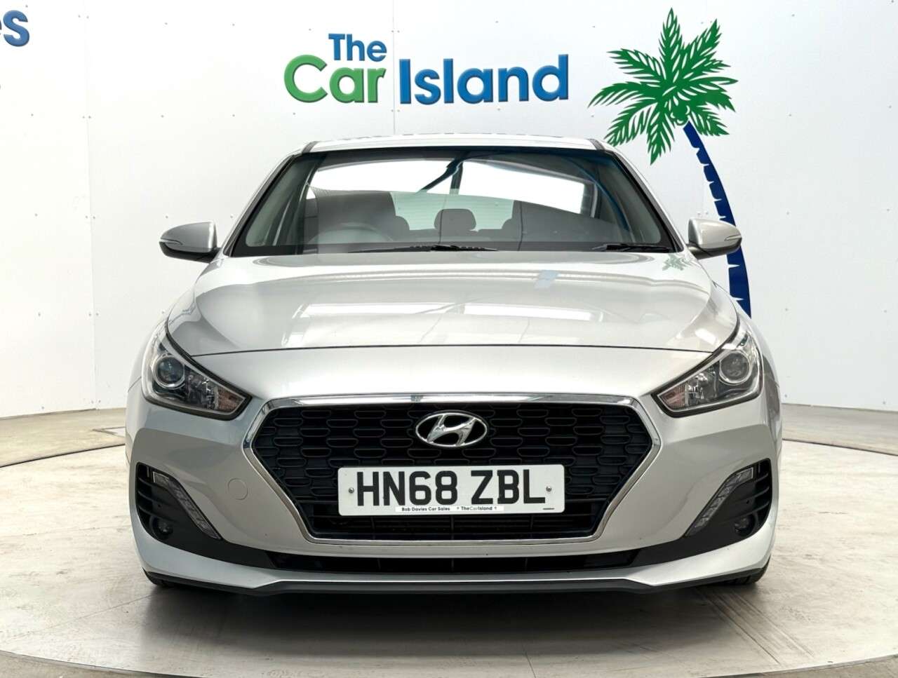 A 2018 HYUNDAI I30 1.0 T-GDi Blue Drive SE Hatchback 5dr Petrol Manual Euro 6 (s/s) (120 ps) R A 2018 HYUNDAI I30 1.0 T-GDi Blue Drive SE Hatchback 5dr Petrol Manual Euro 6 (s/s) (120 ps) R