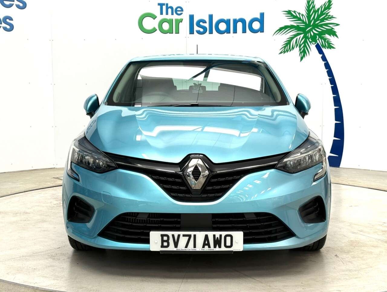 A 2021 RENAULT CLIO 1.0 TCe Iconic Hatchback 5dr Petrol Manual Euro 6 (s/s) (90 ps) Parking Sen A 2021 RENAULT CLIO 1.0 TCe Iconic Hatchback 5dr Petrol Manual Euro 6 (s/s) (90 ps) Parking Sen