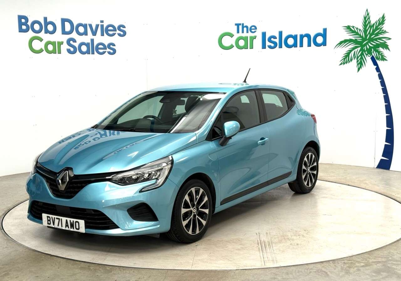A 2021 RENAULT CLIO 1.0 TCe Iconic Hatchback 5dr Petrol Manual Euro 6 (s/s) (90 ps) Parking Sen A 2021 RENAULT CLIO 1.0 TCe Iconic Hatchback 5dr Petrol Manual Euro 6 (s/s) (90 ps) Parking Sen