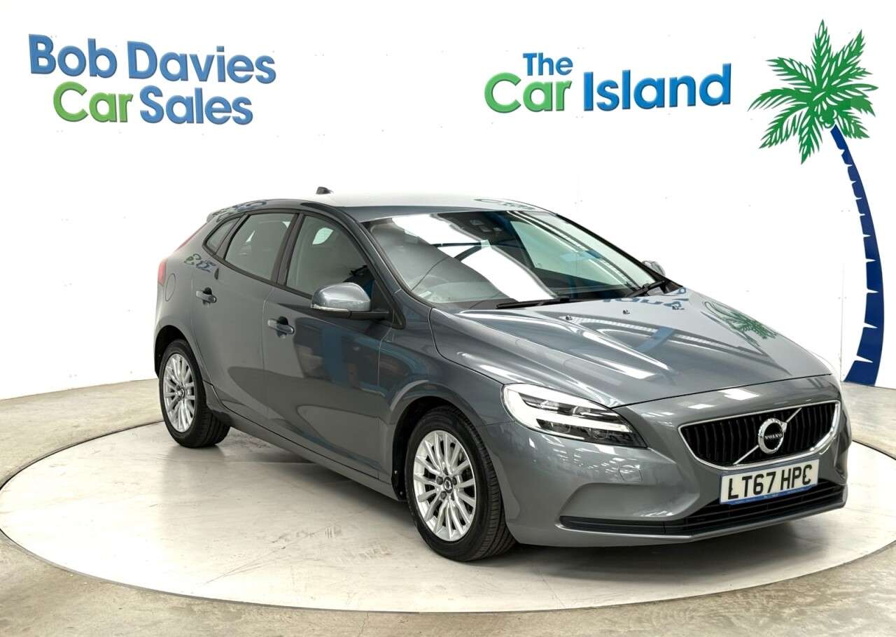 2017 VOLVO V40 2017 VOLVO V40