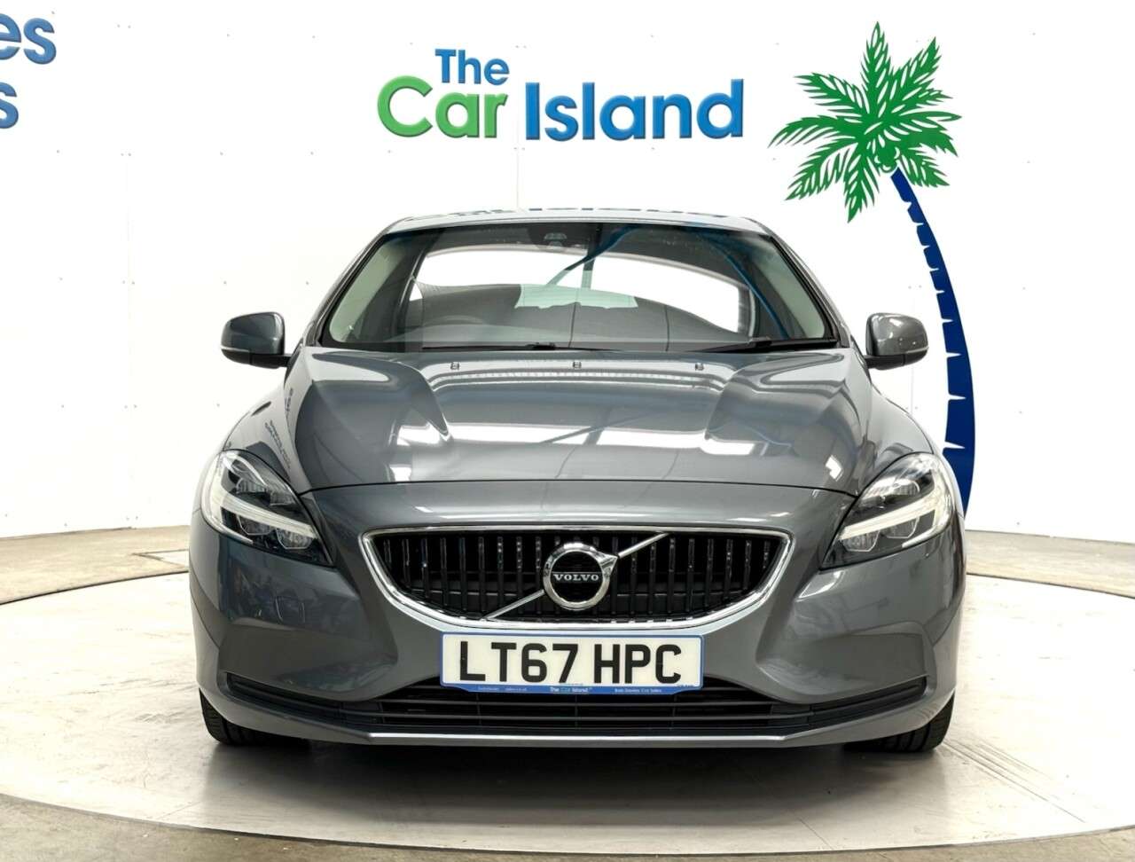 A 2017 VOLVO V40 2.0 T2 Momentum Nav Plus Hatchback 5dr Petrol Manual Euro 6 (s/s) (122 ps) A 2017 VOLVO V40 2.0 T2 Momentum Nav Plus Hatchback 5dr Petrol Manual Euro 6 (s/s) (122 ps)
