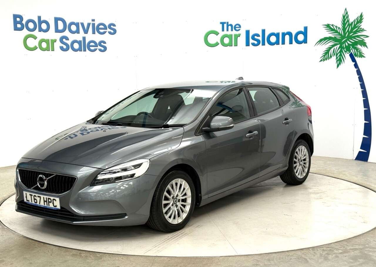 A 2017 VOLVO V40 2.0 T2 Momentum Nav Plus Hatchback 5dr Petrol Manual Euro 6 (s/s) (122 ps) A 2017 VOLVO V40 2.0 T2 Momentum Nav Plus Hatchback 5dr Petrol Manual Euro 6 (s/s) (122 ps)