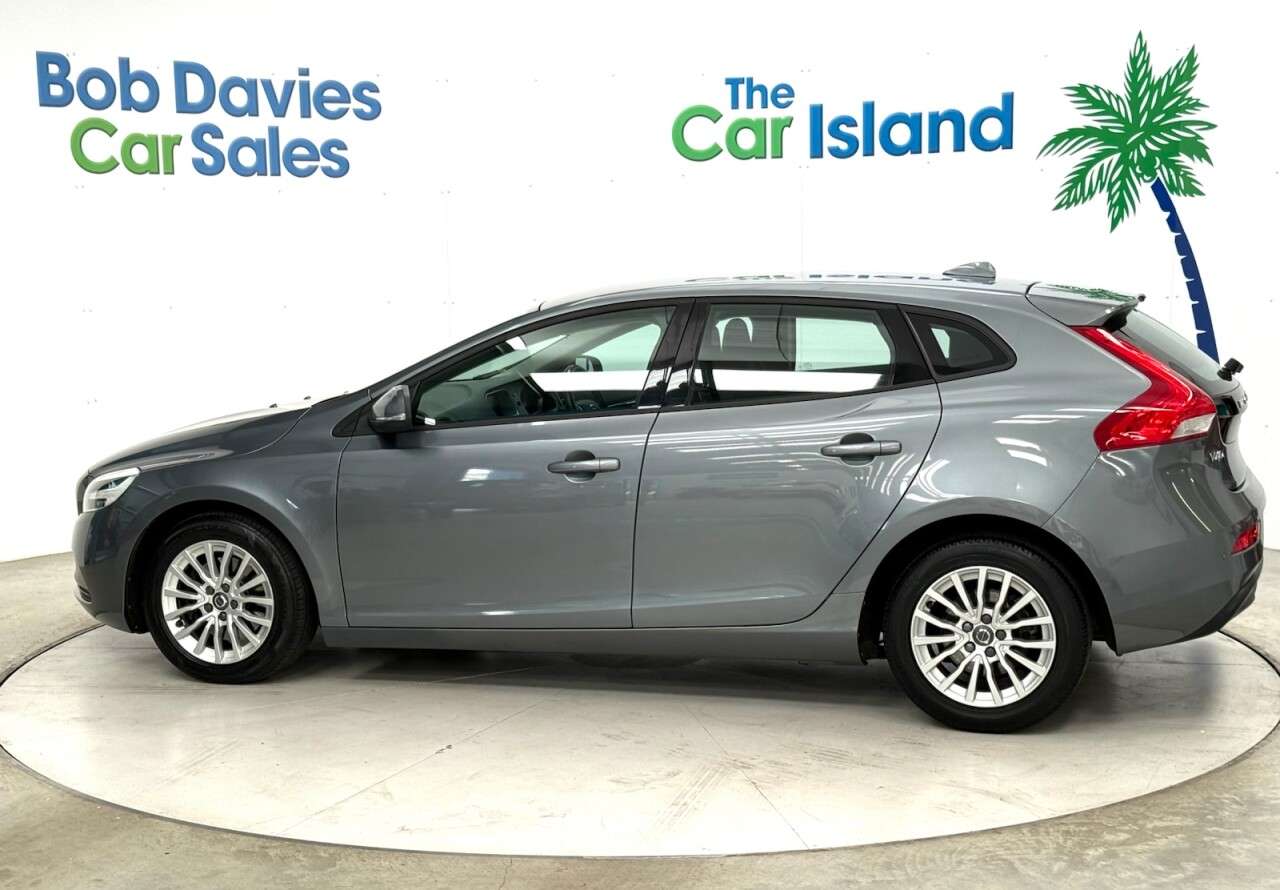 2017 VOLVO V40 2017 VOLVO V40