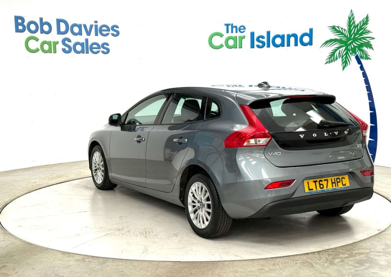 2017 VOLVO V40 2017 VOLVO V40