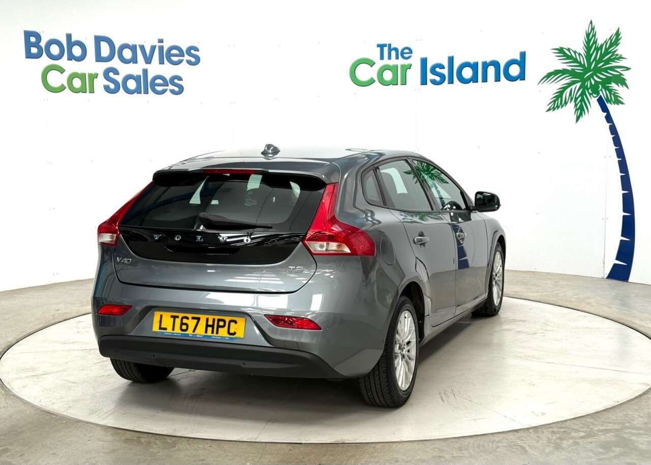 2017 VOLVO V40 2017 VOLVO V40