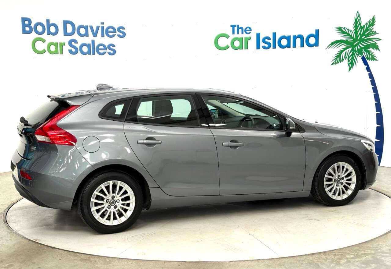 2017 VOLVO V40 2017 VOLVO V40