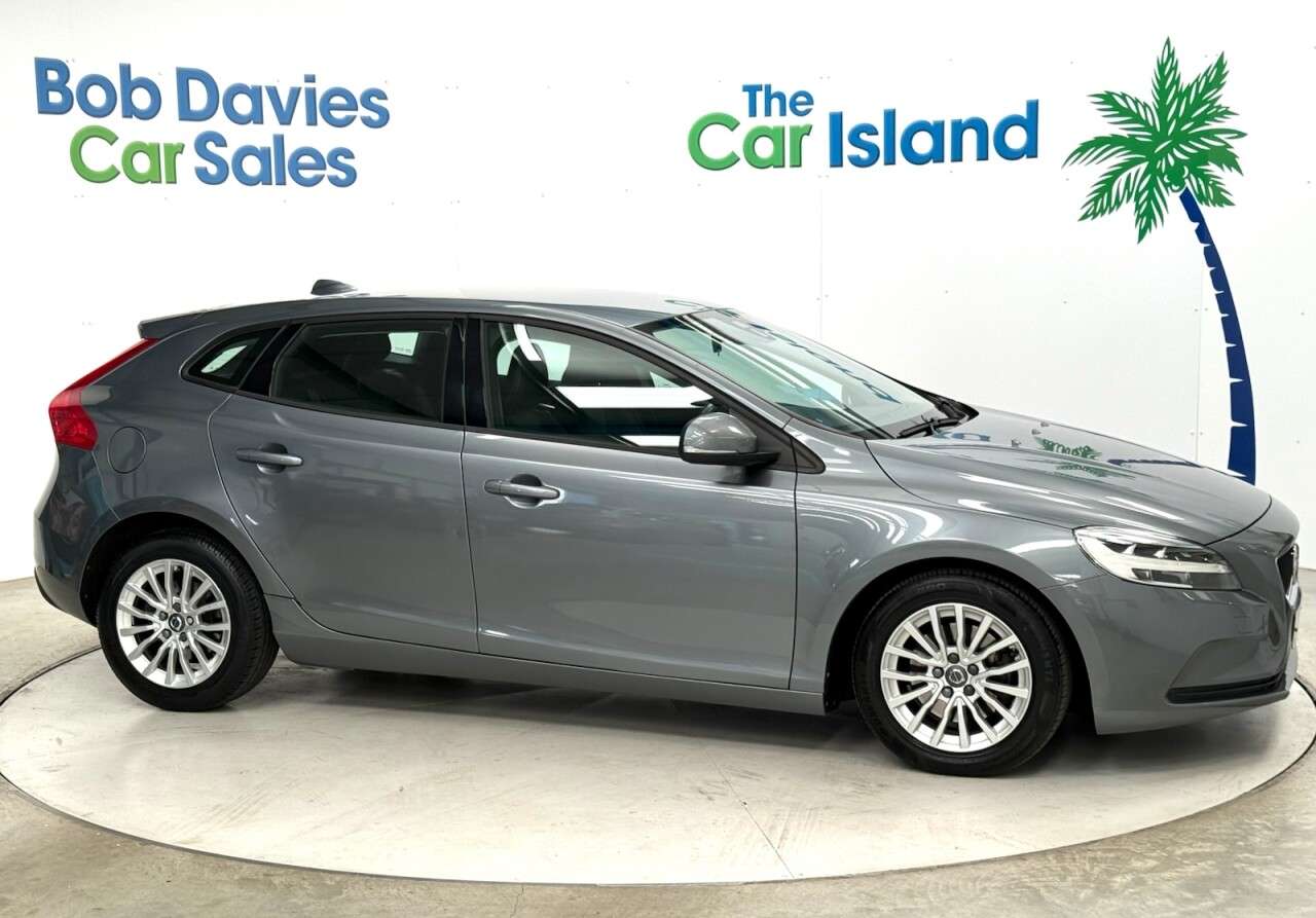2017 VOLVO V40 2017 VOLVO V40