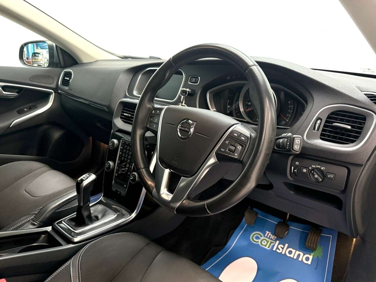 A 2017 VOLVO V40 2.0 T2 Momentum Nav Plus Hatchback 5dr Petrol Manual Euro 6 (s/s) (122 ps) A 2017 VOLVO V40 2.0 T2 Momentum Nav Plus Hatchback 5dr Petrol Manual Euro 6 (s/s) (122 ps)