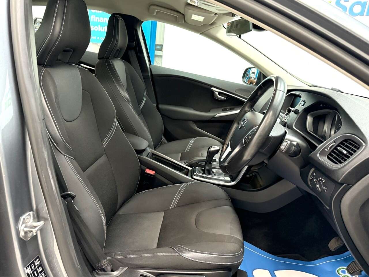 2017 VOLVO V40 2017 VOLVO V40