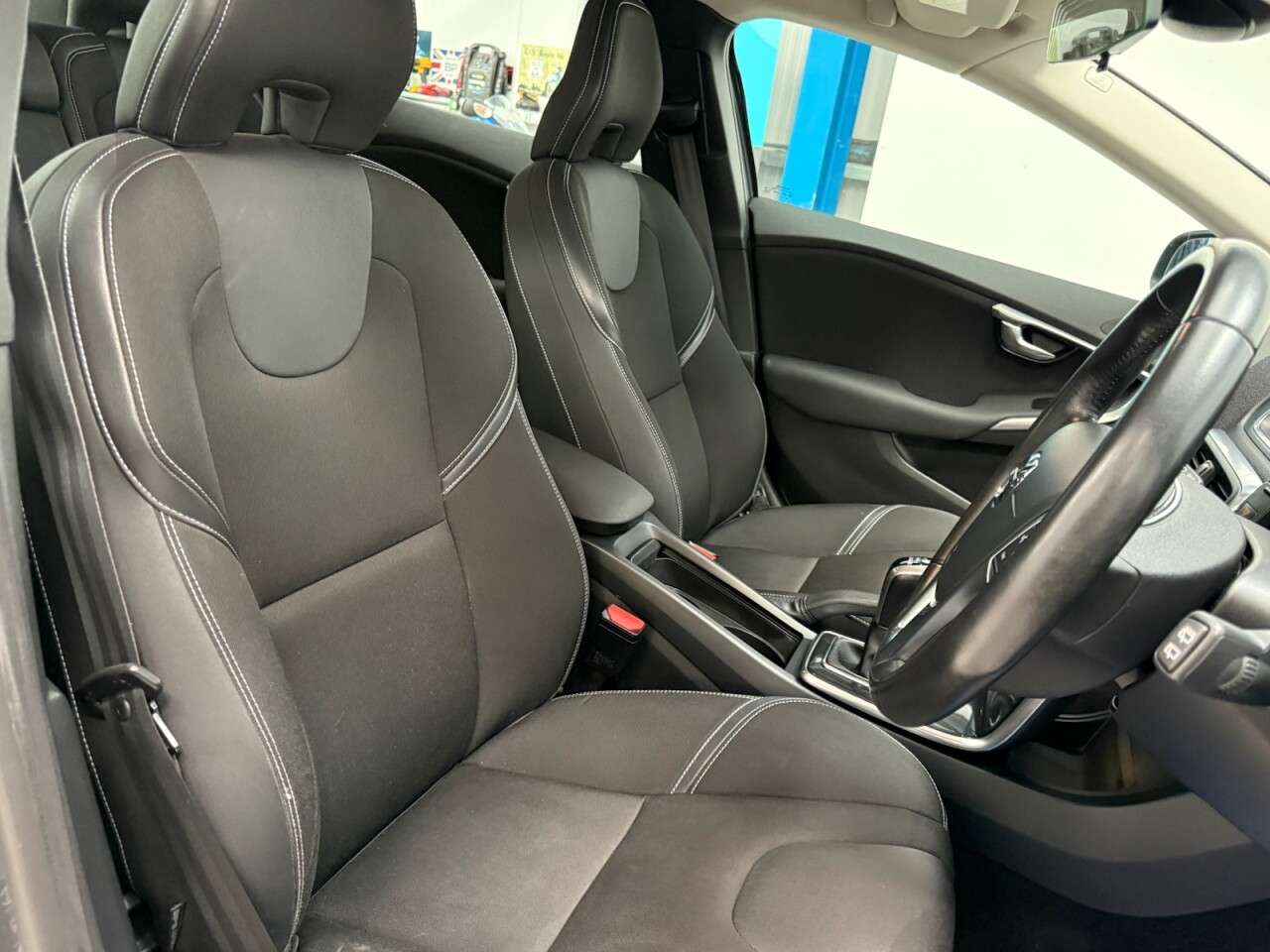 2017 VOLVO V40 2017 VOLVO V40