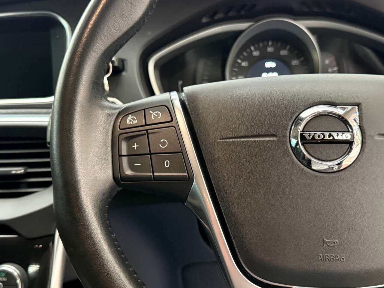 2017 VOLVO V40 2017 VOLVO V40