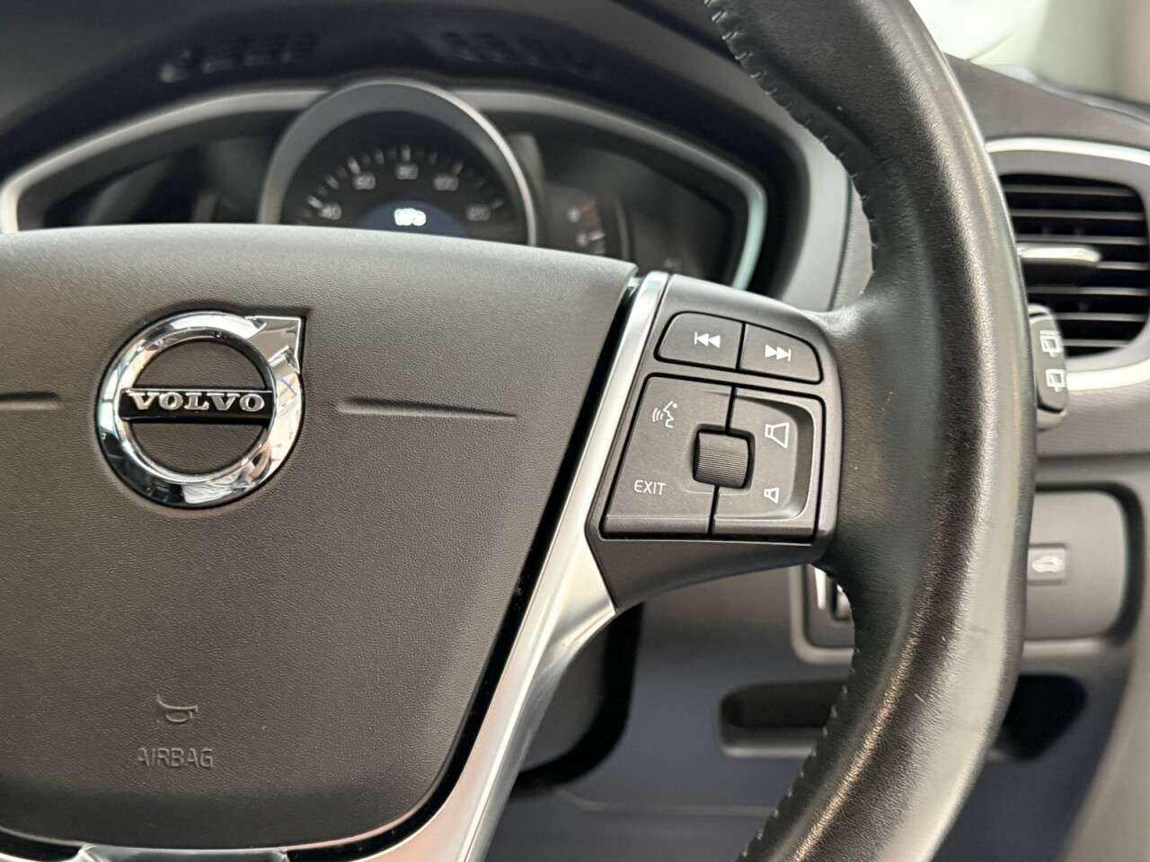 2017 VOLVO V40 2017 VOLVO V40