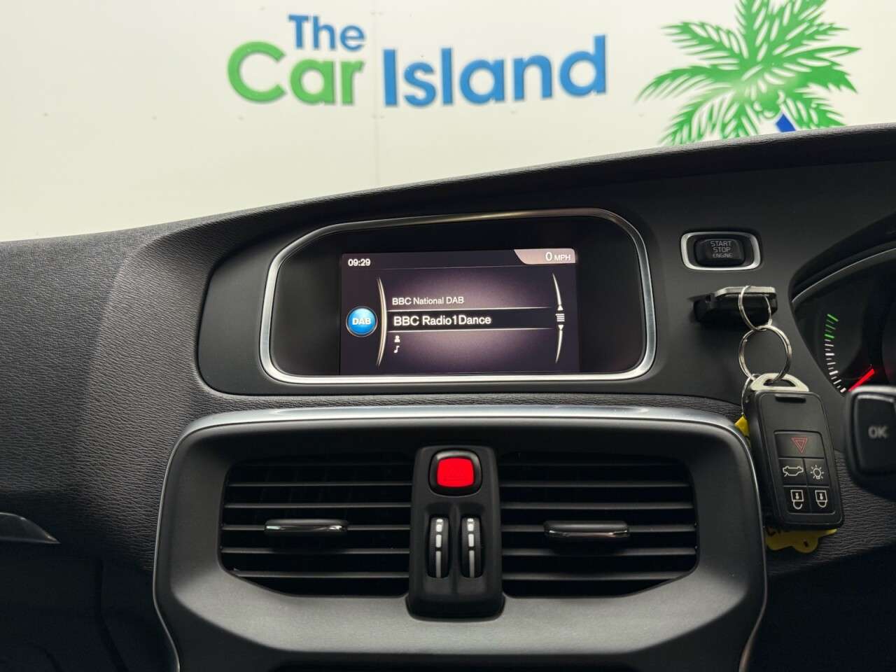 2017 VOLVO V40 2017 VOLVO V40