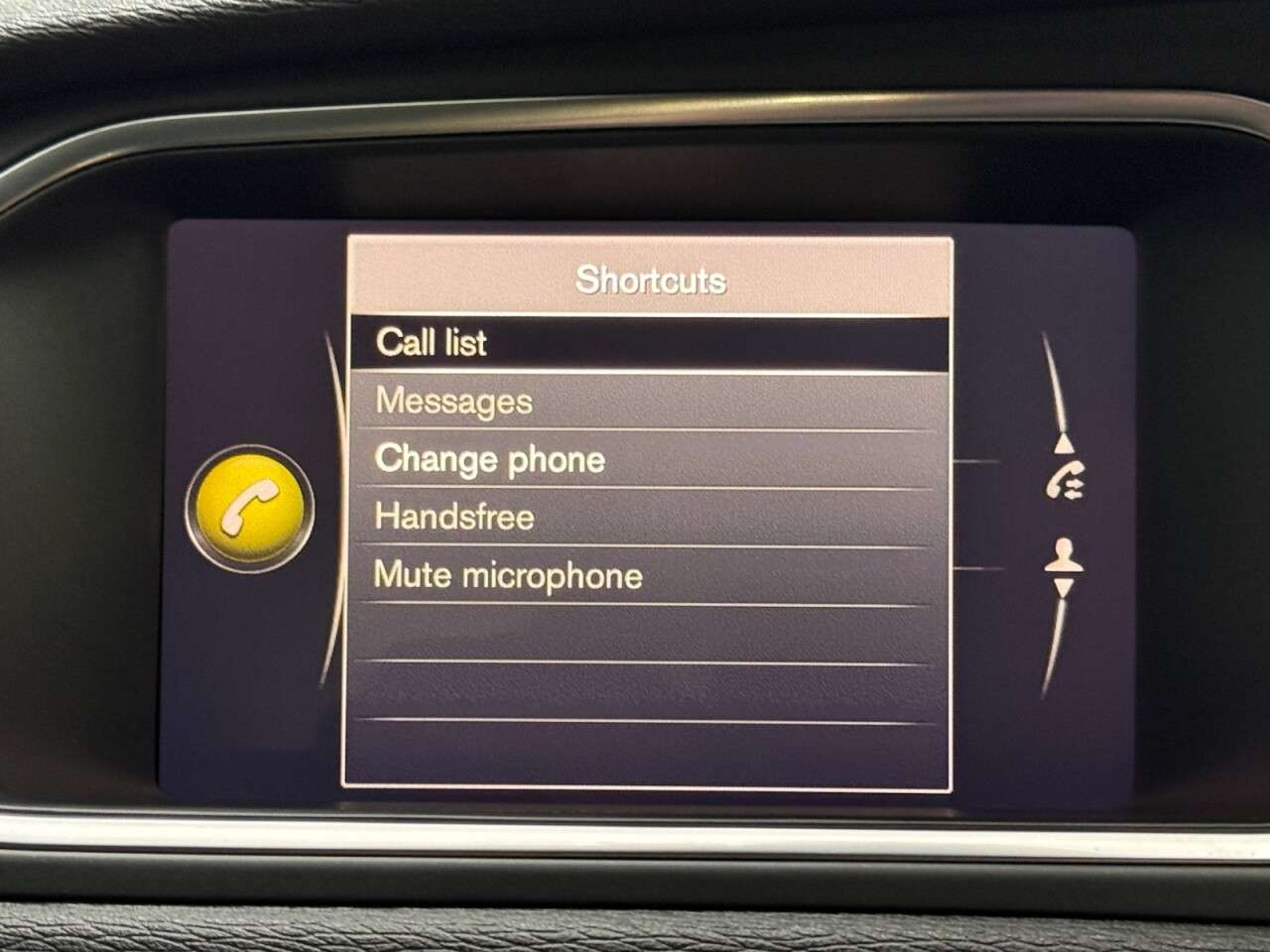 2017 VOLVO V40 2017 VOLVO V40
