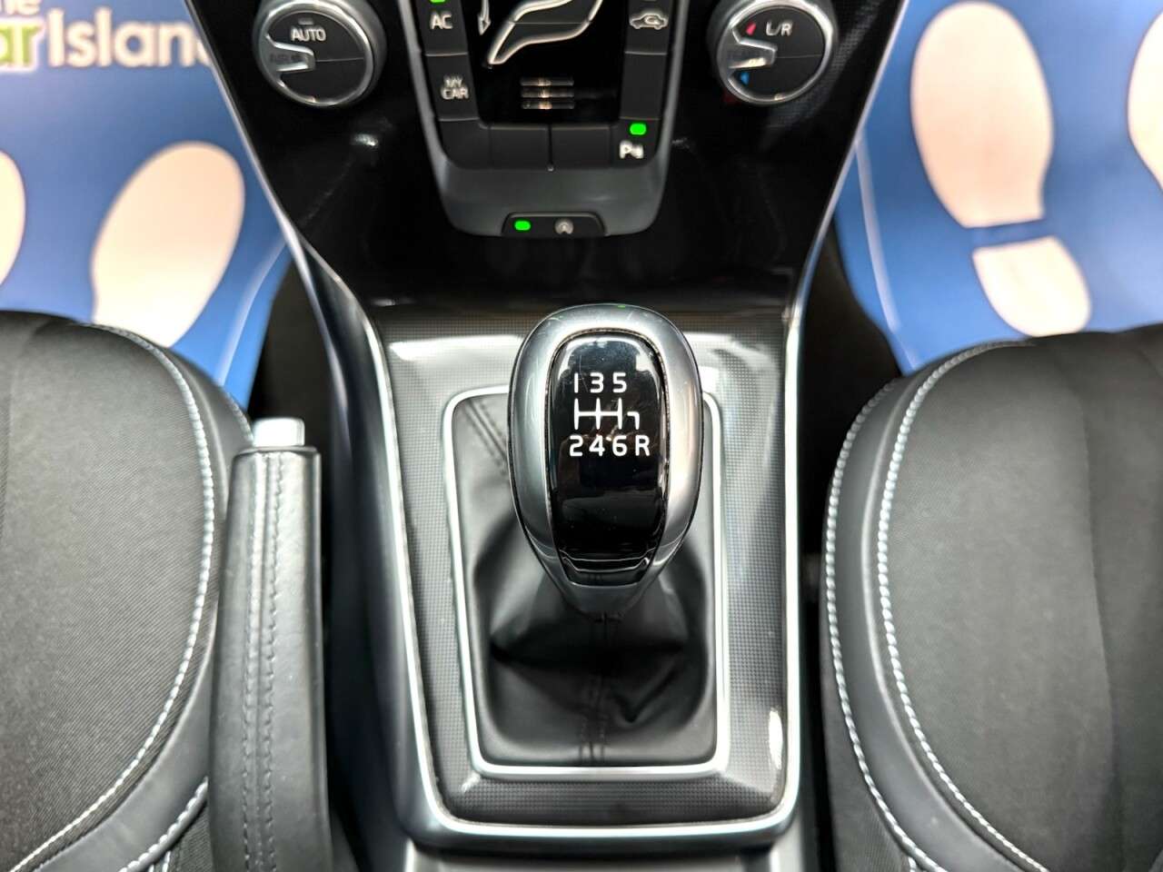 2017 VOLVO V40 2017 VOLVO V40