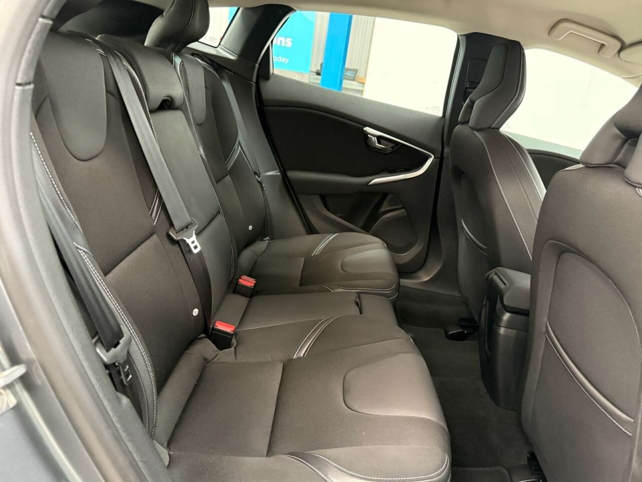 2017 VOLVO V40 2017 VOLVO V40
