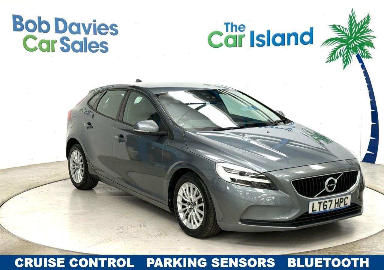 A 2017 VOLVO V40 2.0 T2 Momentum Nav Plus Hatchback 5dr Petrol Manual Euro 6 (s/s) (122 ps) A 2017 VOLVO V40 2.0 T2 Momentum Nav Plus Hatchback 5dr Petrol Manual Euro 6 (s/s) (122 ps)