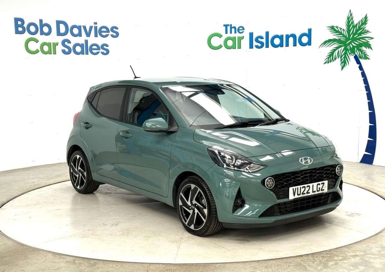 A 2022 HYUNDAI I10 1.2 Premium Hatchback 5dr Petrol Manual Euro 6 (s/s) (84 ps) Heated Seats & A 2022 HYUNDAI I10 1.2 Premium Hatchback 5dr Petrol Manual Euro 6 (s/s) (84 ps) Heated Seats &