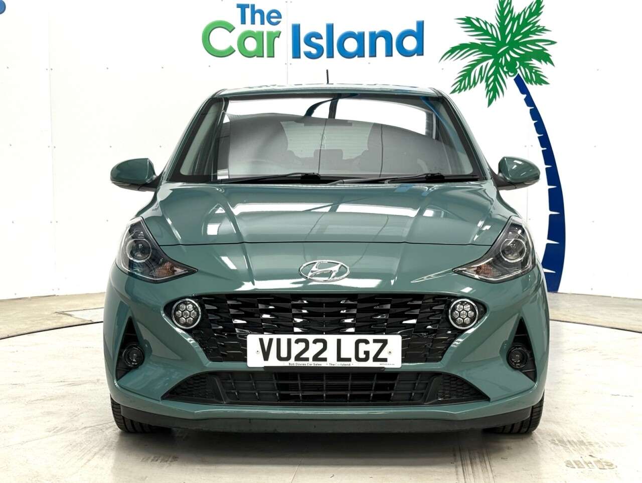 A 2022 HYUNDAI I10 1.2 Premium Hatchback 5dr Petrol Manual Euro 6 (s/s) (84 ps) Heated Seats & A 2022 HYUNDAI I10 1.2 Premium Hatchback 5dr Petrol Manual Euro 6 (s/s) (84 ps) Heated Seats &