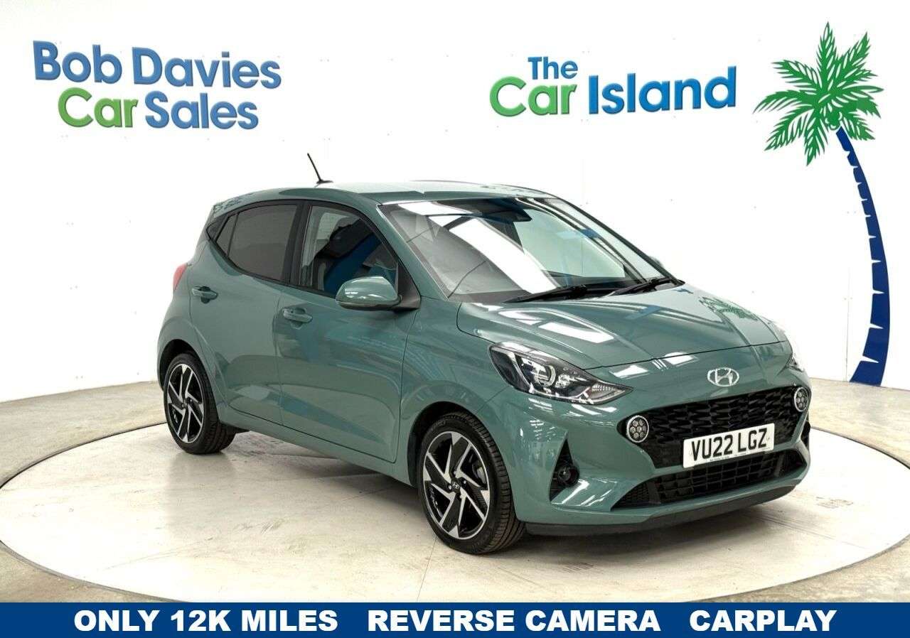 A 2022 HYUNDAI I10 1.2 Premium Hatchback 5dr Petrol Manual Euro 6 (s/s) (84 ps) Heated Seats & A 2022 HYUNDAI I10 1.2 Premium Hatchback 5dr Petrol Manual Euro 6 (s/s) (84 ps) Heated Seats &