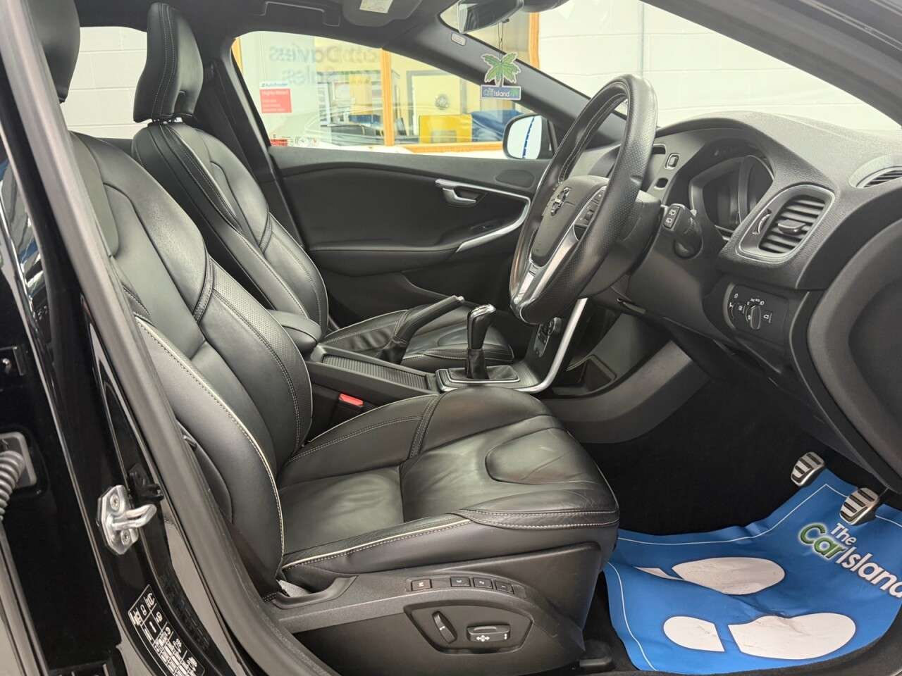 2019 VOLVO V40 2019 VOLVO V40