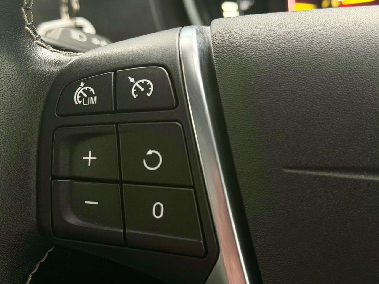 2019 VOLVO V40 2019 VOLVO V40
