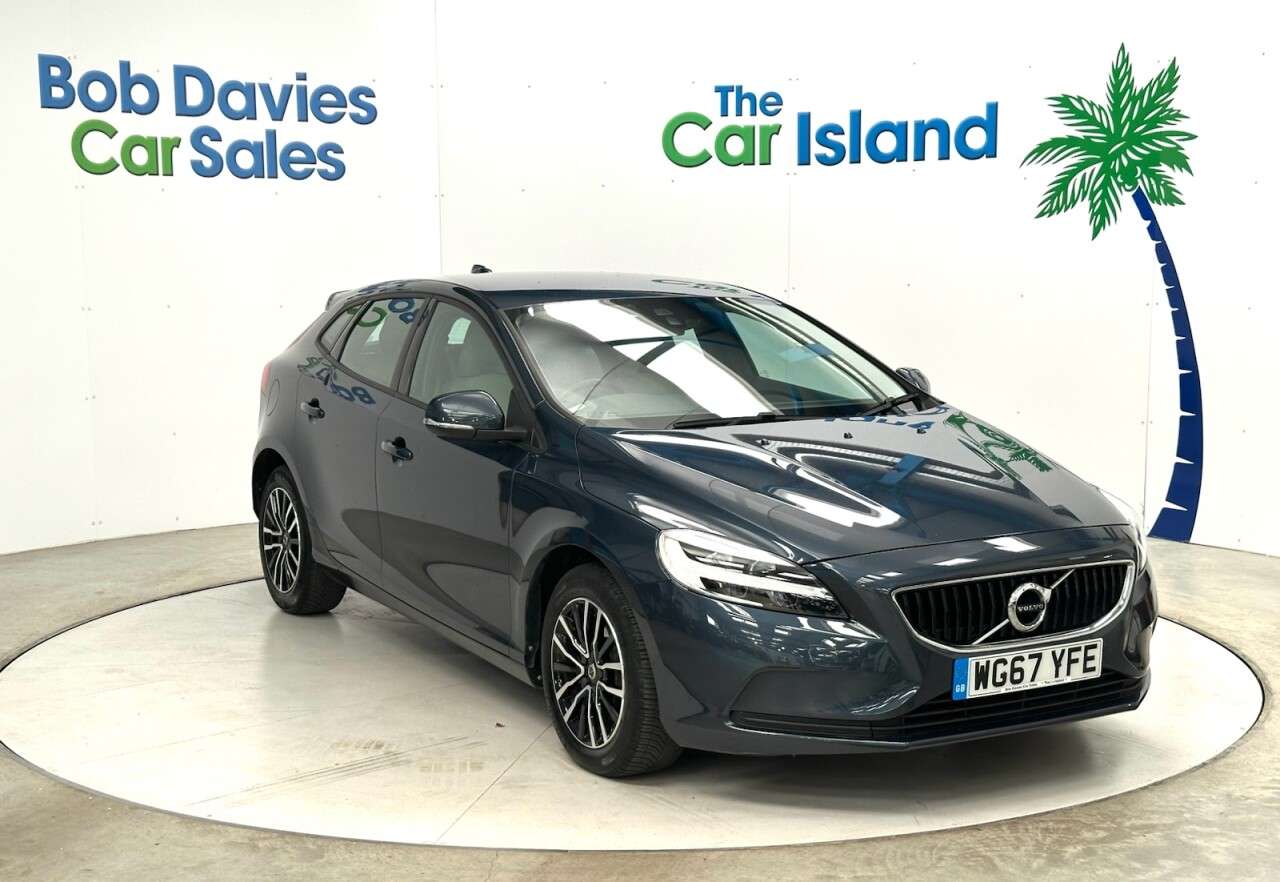 A 2017 VOLVO V40 1.5 T3 Momentum Hatchback 5dr Petrol Auto Euro 6 (s/s) (152 ps) Blond Leath A 2017 VOLVO V40 1.5 T3 Momentum Hatchback 5dr Petrol Auto Euro 6 (s/s) (152 ps) Blond Leath